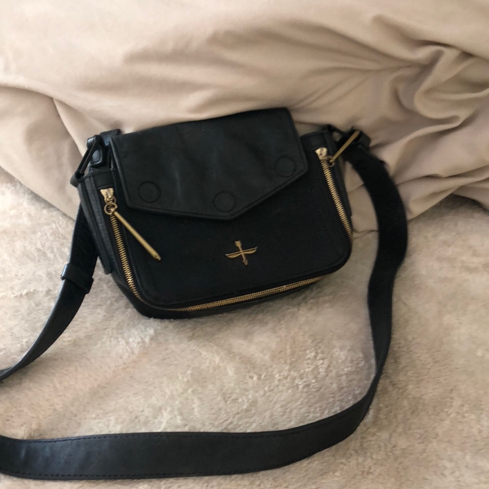 Pour la Victoire cross-body black leather